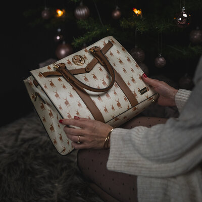 Dámska kožená crossbody kabelka tetrao daphne - stylova_fotka_ku_kabelkam_tetrao (8.1)