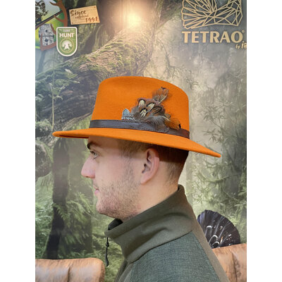 Poľovnícky klobúk tetrao – oranžový s koženým remienkom a pierkami – uni - polovnicky_klobuk_tetrao_oranzovy_uni_2