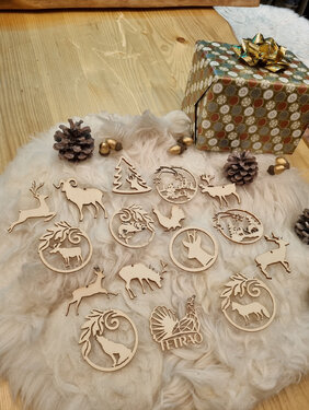 Decorațiuni de Crăciun din lemn TETRAO - set B de 16 bucăți 